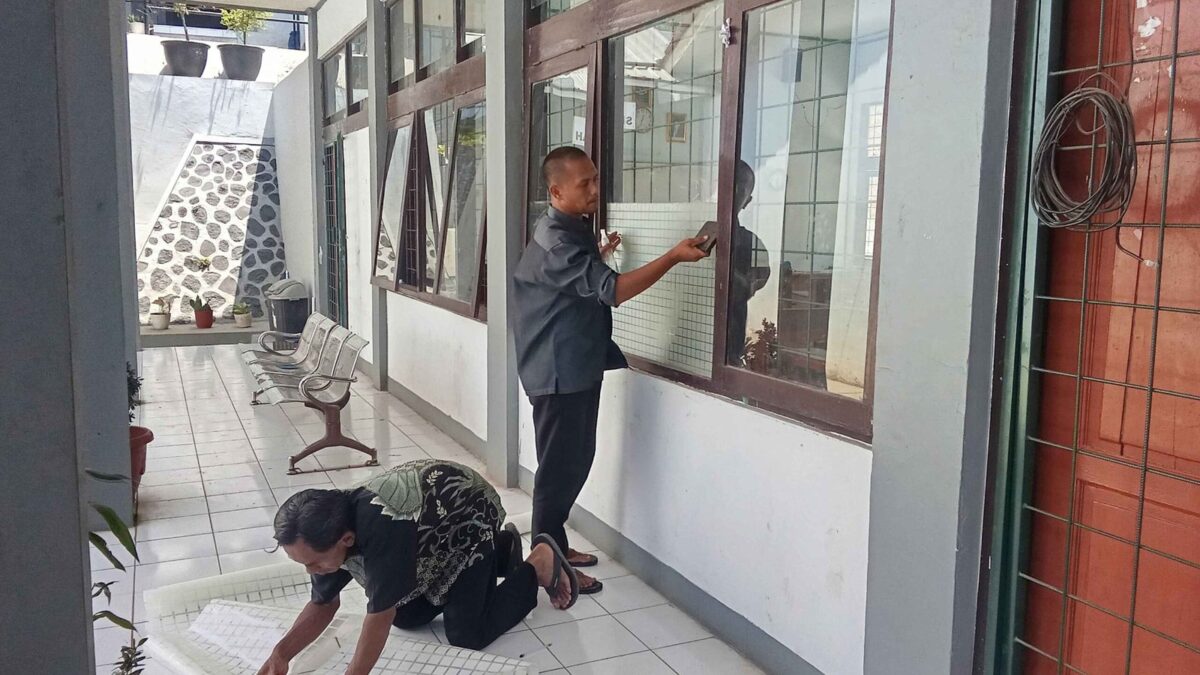 MAN 1 Majalengka Benahi Sarana Prasarana Melalui Pemasangan Kaca Sanblas Kelas X.11