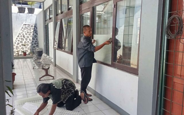 MAN 1 Majalengka Benahi Sarana Prasarana Melalui Pemasangan Kaca Sanblas Kelas X.11