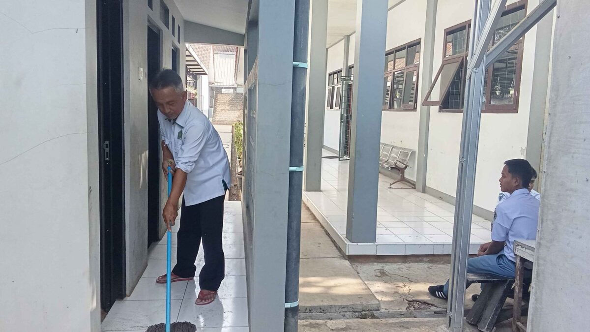 Jaga Kebersihan Lingkungan Madrasah, Petugas MAN 1 Majalengka Bersihkan Fasilitas Toilet Siswa