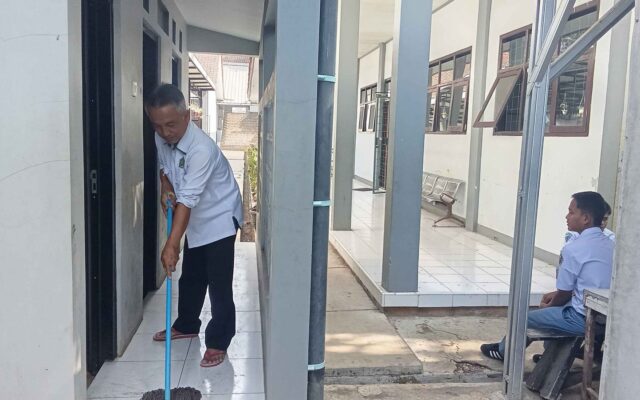 Jaga Kebersihan Lingkungan Madrasah, Petugas MAN 1 Majalengka Bersihkan Fasilitas Toilet Siswa