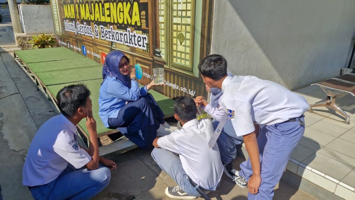 Siswa MAN 1 Majalengka Praktik Uji Amilum Fotosintesis Hydrilla di Laboratorium IPA