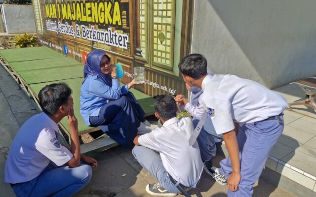 Siswa MAN 1 Majalengka Praktik Uji Amilum Fotosintesis Hydrilla di Laboratorium IPA