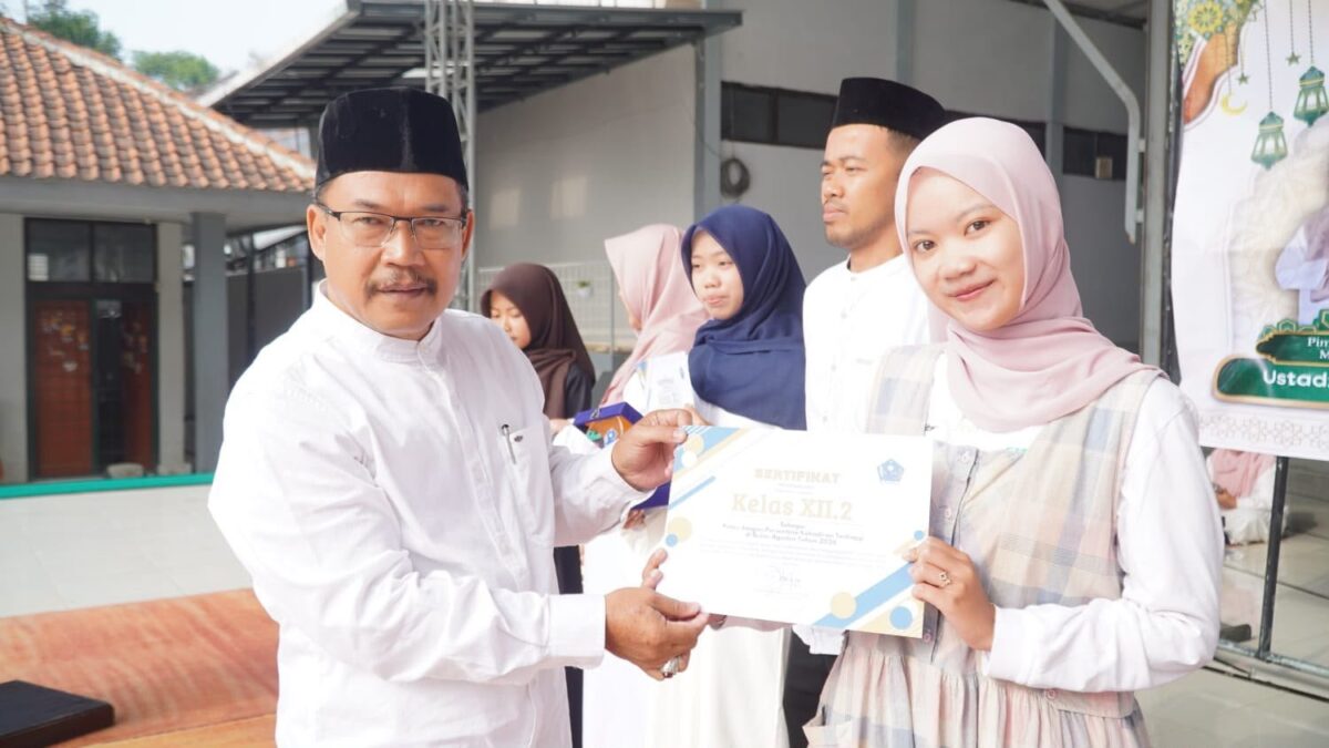 Kedisiplinan Tinggi, Kelas XII.2 MAN 1 Majalengka Raih Penghargaan Kehadiran Seratus Persen