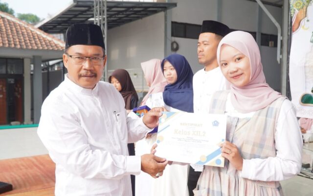 Kedisiplinan Tinggi, Kelas XII.2 MAN 1 Majalengka Raih Penghargaan Kehadiran Seratus Persen