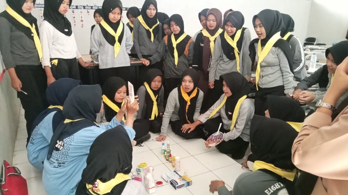 Kenali Obat Dasar, PMR Wira MAN 1 Majalengka Gelar Diklat Pertolongan Pertama