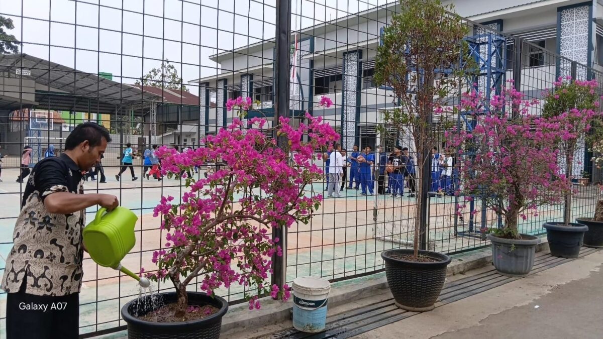 Tingkatkan Kedisiplinan Usai Diangkat Pegawai PPPK, Caraka MAN 1 Majalengka Rawat Lingkungan Madrasah