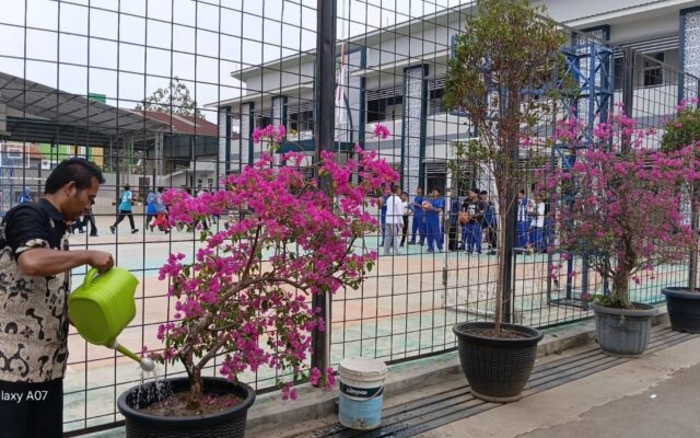 Tingkatkan Kedisiplinan Usai Diangkat Pegawai PPPK, Caraka MAN 1 Majalengka Rawat Lingkungan Madrasah