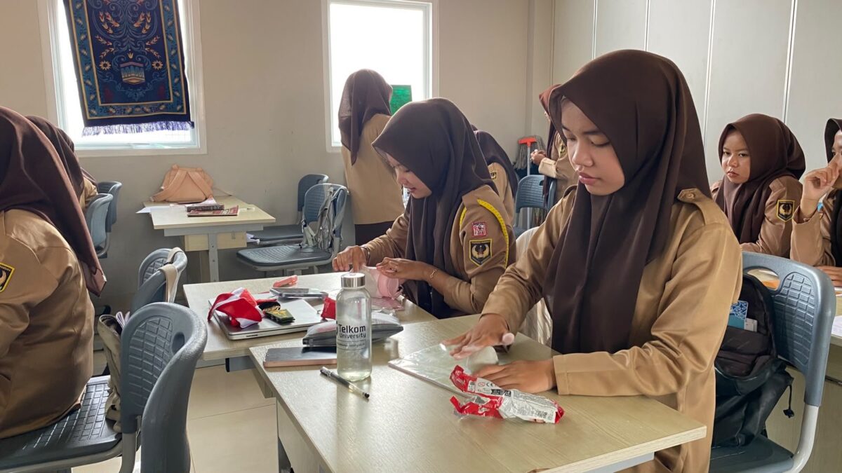 Kembangkan Potensi Kewirausahaan, Siswa XII.2 MAN 1 Majalengka Olah Kerajinan Bahan Clay