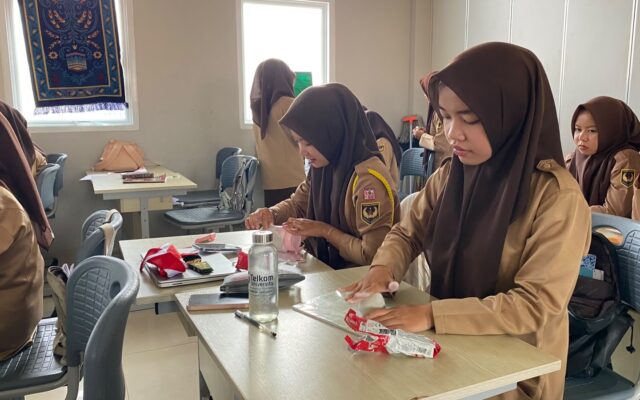 Kembangkan Potensi Kewirausahaan, Siswa XII.2 MAN 1 Majalengka Olah Kerajinan Bahan Clay