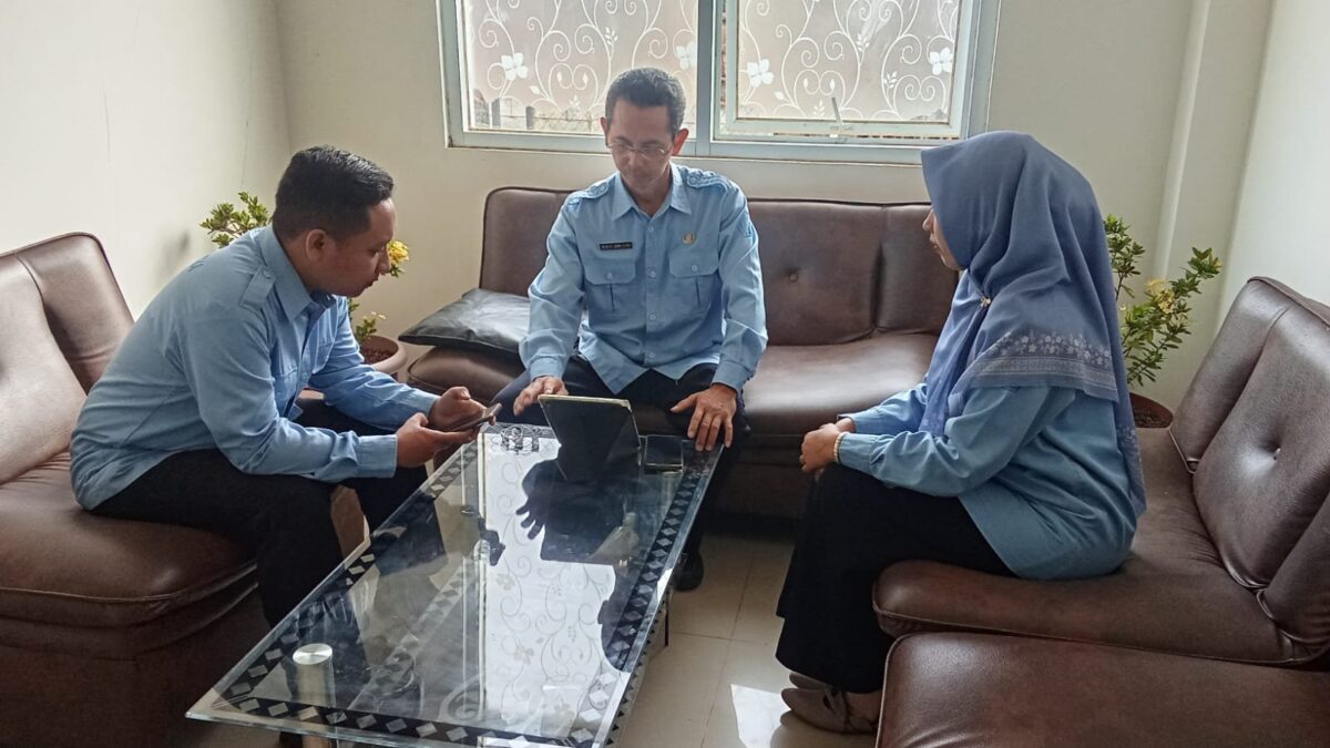 Tingkatkan Publikasi Kegiatan, Tim Humas MAN 1 Majalengka Rekapitulasi Berita Kegiatan Madrasah Akhir Bulan September