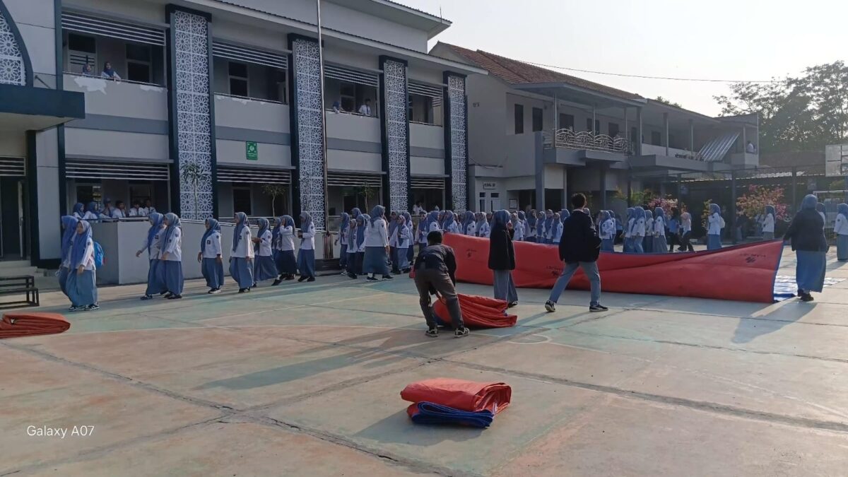 Tingkatkan Kenyamanan Ibadah, Petugas Piket OSIS MAN 1 Majalengka Sigap Siapkan Alas Sholat Dhuha
