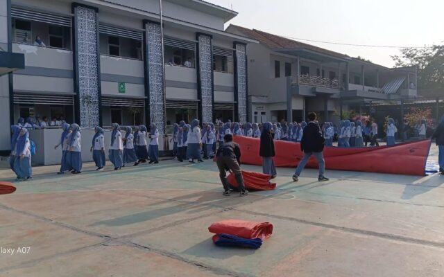 Tingkatkan Kenyamanan Ibadah, Petugas Piket OSIS MAN 1 Majalengka Sigap Siapkan Alas Sholat Dhuha