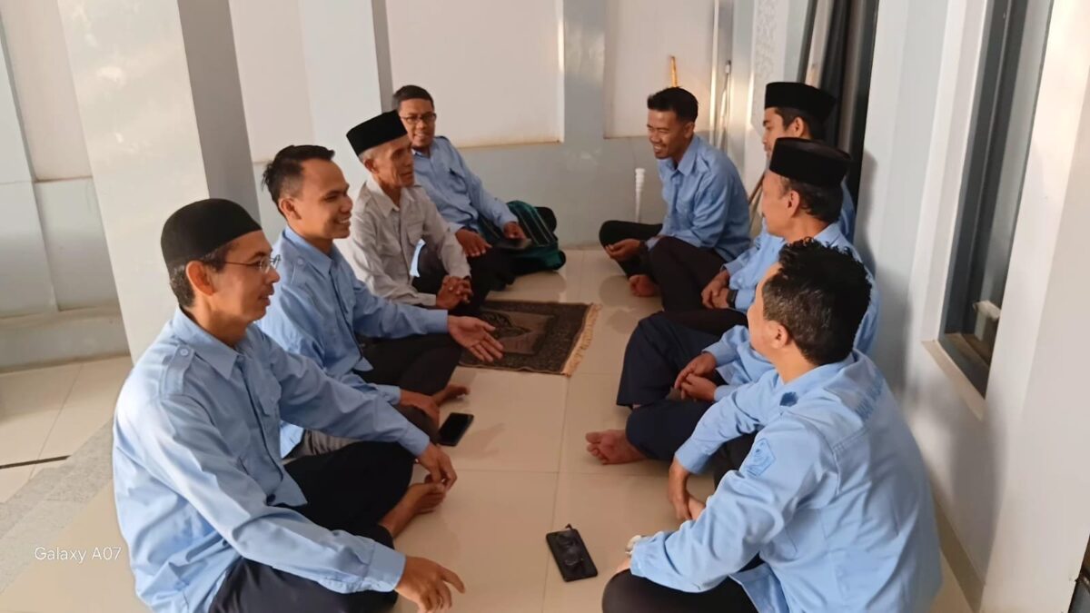 Eratkan Kebersamaan, Guru MAN 1 Majalengka Gelar Silaturrahmi Usai Shalat Dhuha