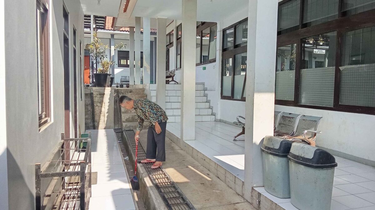 Cegah Genangan Air, Petugas Sarpras MAN 1 Majalengka Bersihkan Selokan Ruang Ekstrakurikuler