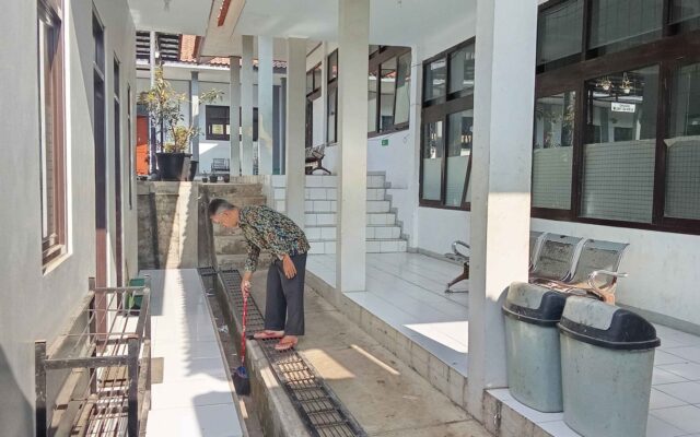 Cegah Genangan Air, Petugas Sarpras MAN 1 Majalengka Bersihkan Selokan Ruang Ekstrakurikuler