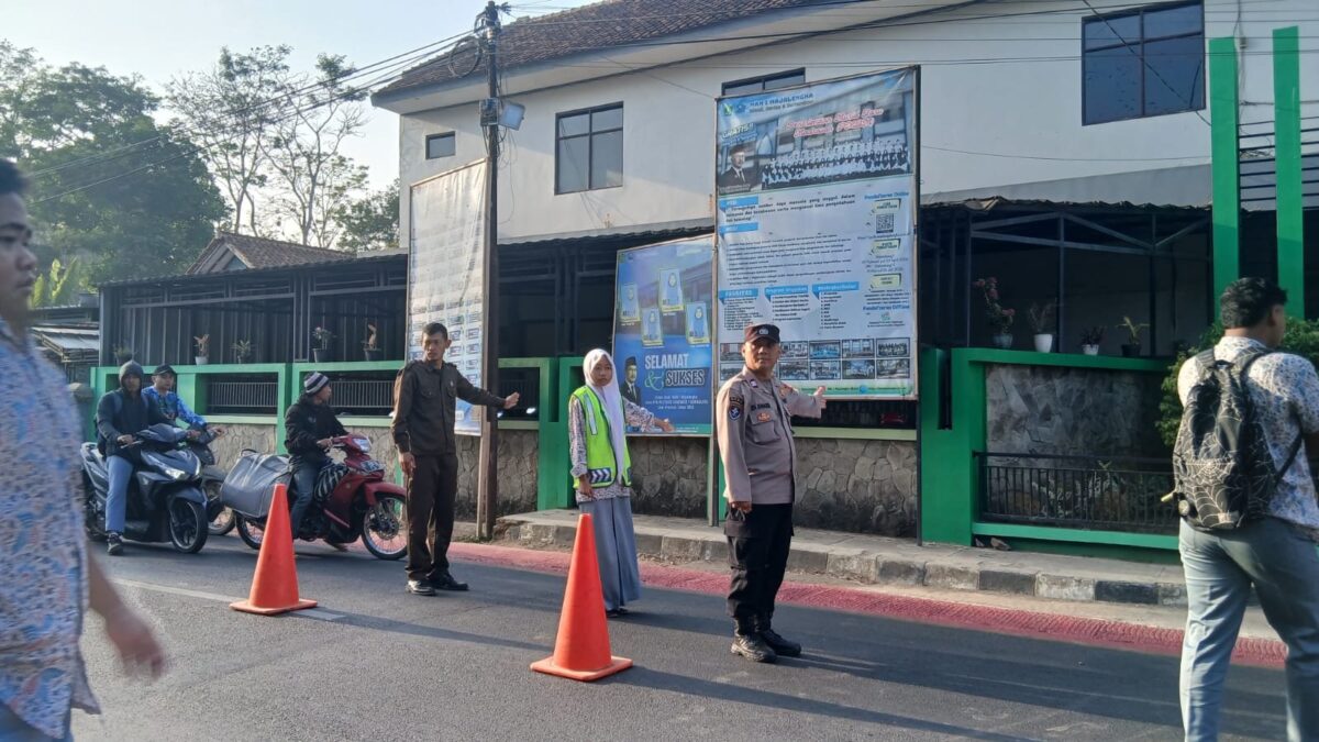 Tingkatkan Keamanan Lalu Lintas, PKS MAN 1 Majalengka Gelar Piket Bersama Polsek