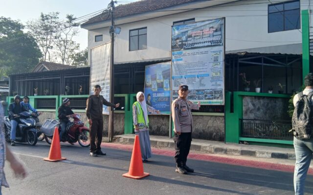 Tingkatkan Keamanan Lalu Lintas, PKS MAN 1 Majalengka Gelar Piket Bersama Polsek