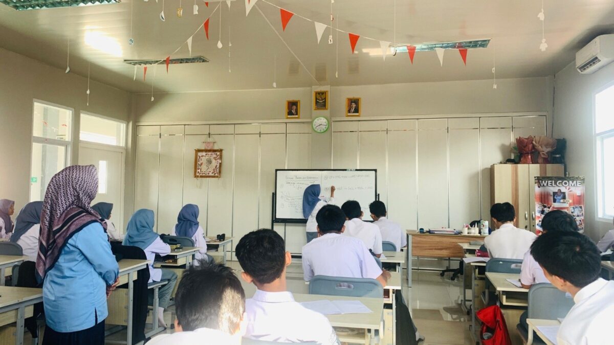 Dalami Reaksi Kimia, Siswa XII.3 MAN 1 Majalengka Gelar Presentasi Redoks Elektrokimia
