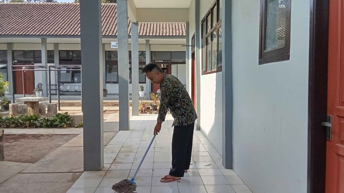 Ciptakan Lingkungan Asri, Petugas Sarpras MAN 1 Majalengka Bersihkan Halaman Tata Busana