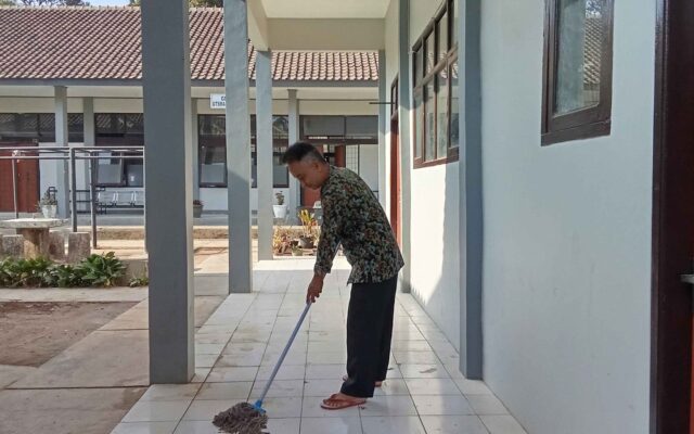 Ciptakan Lingkungan Asri, Petugas Sarpras MAN 1 Majalengka Bersihkan Halaman Tata Busana