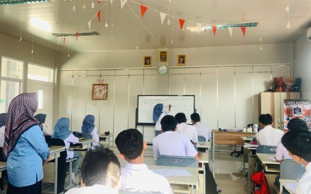 Dalami Reaksi Kimia, Siswa XII.3 MAN 1 Majalengka Gelar Presentasi Redoks Elektrokimia