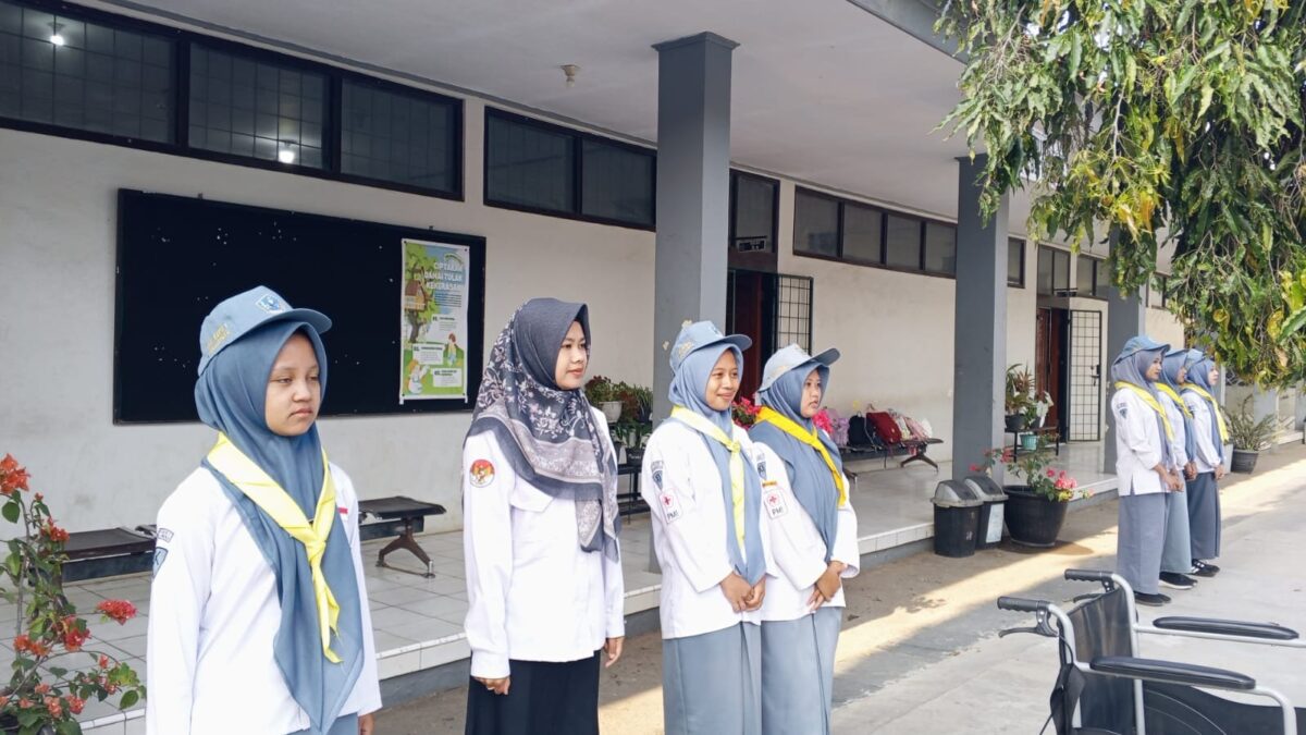 Siagakan Layanan Kesehatan, Anggota PMR MAN 1 Majalengka Gelar Piket Lapangan