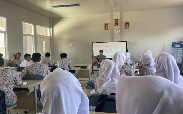Cegah Kejenuhan Belajar, Kelas XII.2 MAN 1 Majalengka Segarkan Suasana Pembelajaran Matematika