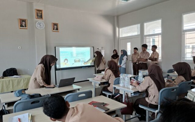 Asah Nalar Kritis, Guru Sosiologi MAN 1 Majalengka Terapkan Presentasi Interaktif