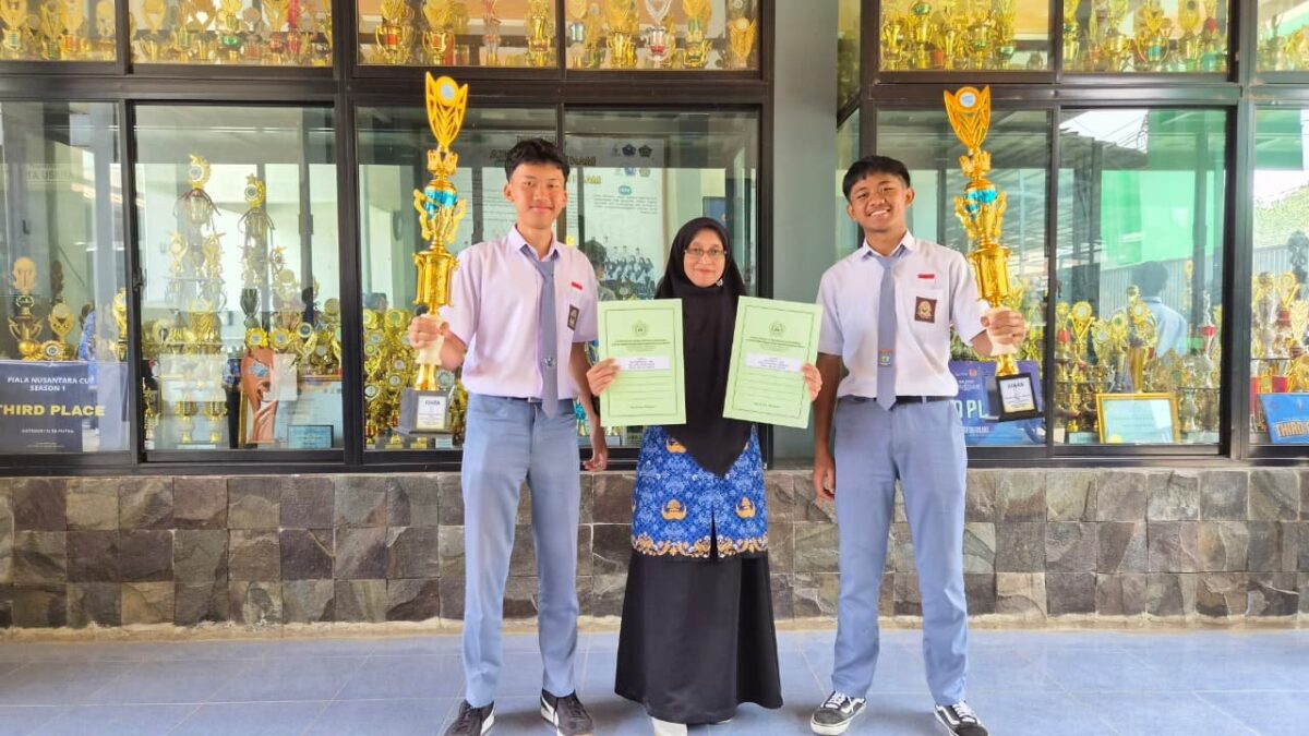 Ukir Prestasi OMI Kabupaten, Dua Siswa XII.1 MAN 1 Majalengka Terima Penghargaan Kemenag