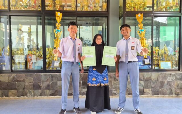 Ukir Prestasi OMI Kabupaten, Dua Siswa XII.1 MAN 1 Majalengka Terima Penghargaan Kemenag