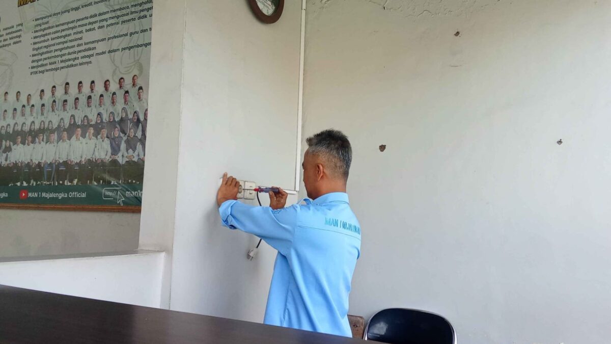 Tingkatkan Kualitas Layanan Publik, Operator Layanan Operasional MAN 1 Majalengka Perbaiki Sarana Jaringan Listrik