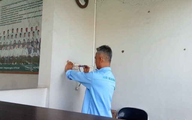 Tingkatkan Kualitas Layanan Publik, Operator Layanan Operasional MAN 1 Majalengka Perbaiki Sarana Jaringan Listrik