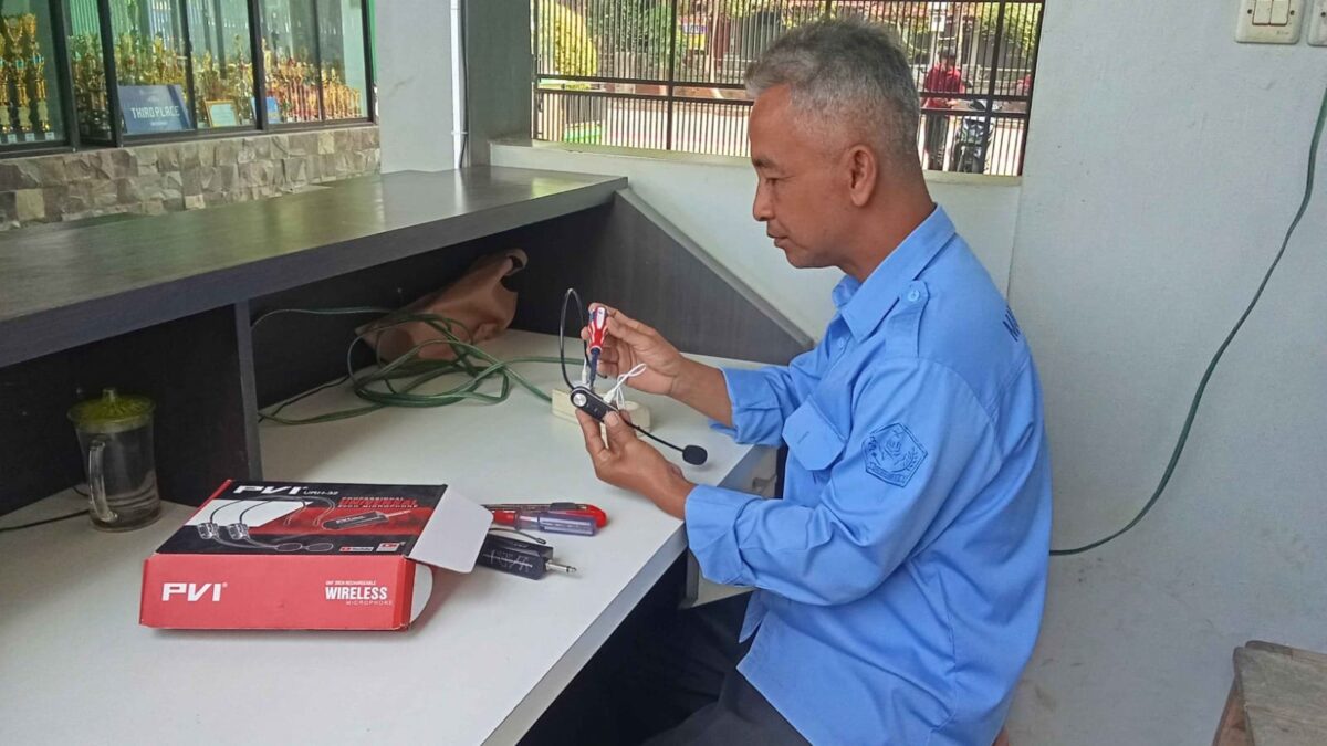 Tingkatkan Kualitas Layanan, Operator Layanan Operasional Perbaiki Perangkat Audio MAN 1 Majalengka