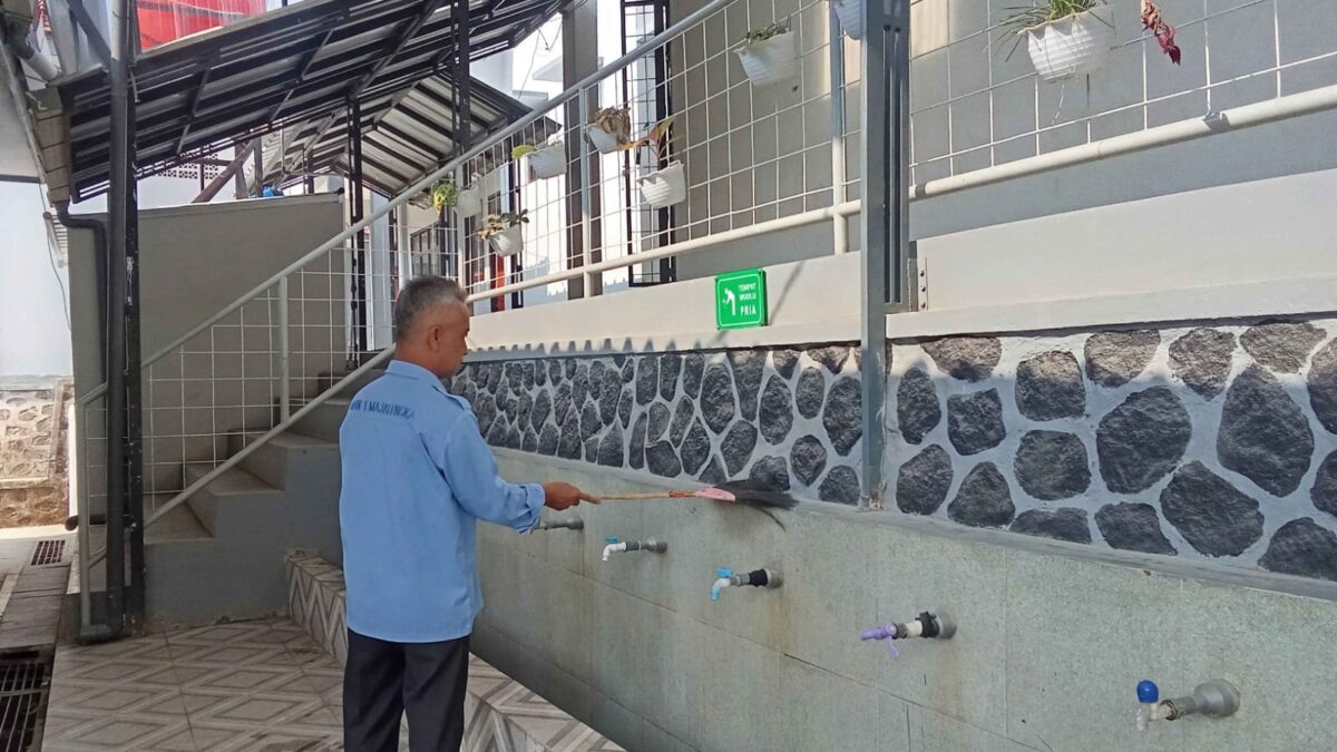 Tingkatkan Kenyamanan Ibadah, Caraka MAN 1 Majalengka Bersihkan Tempat Wudhu