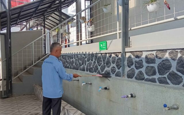 Tingkatkan Kenyamanan Ibadah, Caraka MAN 1 Majalengka Bersihkan Tempat Wudhu