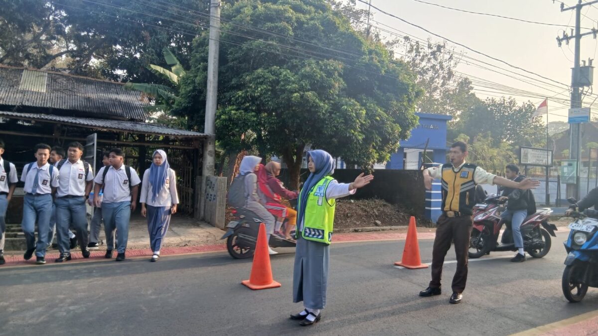 Tingkatkan Kedisiplinan Siswa, Anggota PKS MAN 1 Majalengka Gelar Piket Lalu Lintas