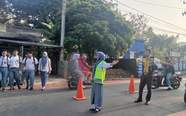 Tingkatkan Kedisiplinan Siswa, Anggota PKS MAN 1 Majalengka Gelar Piket Lalu Lintas
