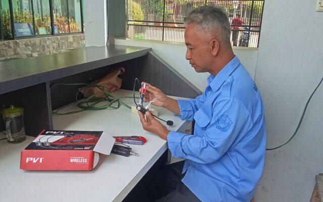 Tingkatkan Kualitas Layanan, Operator Layanan Operasional Perbaiki Perangkat Audio MAN 1 Majalengka
