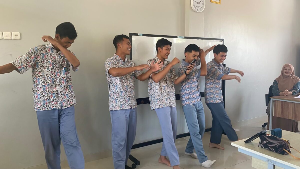 Ciptakan Suasana Belajar Kimia Menyenangkan, MAN 1 Majalengka Manfaatkan Musik di Kelas XII.2