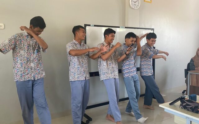 Ciptakan Suasana Belajar Kimia Menyenangkan, MAN 1 Majalengka Manfaatkan Musik di Kelas XII.2