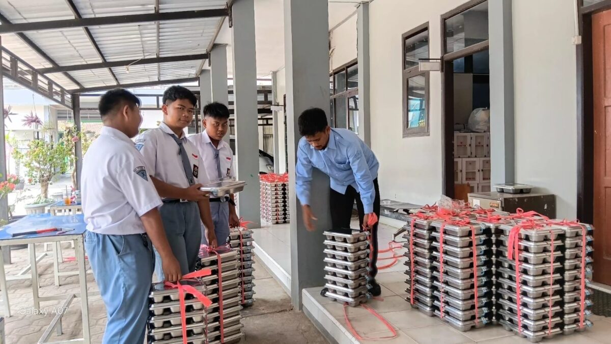 Jaga Kualitas Makanan, Petugas Piket MAN 1 Majalengka Tertib Distribusikan 1.257 Paket MBG