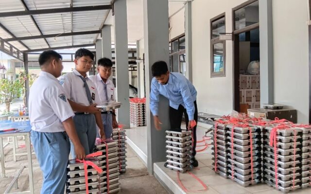 Jaga Kualitas Makanan, Petugas Piket MAN 1 Majalengka Tertib Distribusikan 1.257 Paket MBG