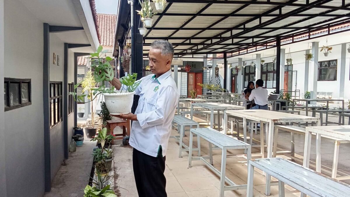 Jaga Kebersihan Lingkungan Sekolah, Caraka MAN 1 Majalengka Bersihkan Tanaman Asri