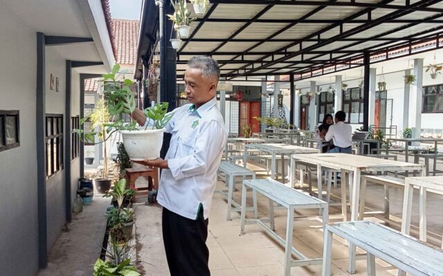 Jaga Kebersihan Lingkungan Sekolah, Caraka MAN 1 Majalengka Bersihkan Tanaman Asri