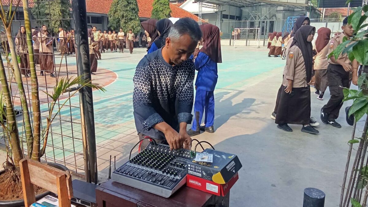 Dukung Kelancaran Kultum Siswa, Tim Sarpras Siapkan Perangkat Suara MAN 1 Majalengka