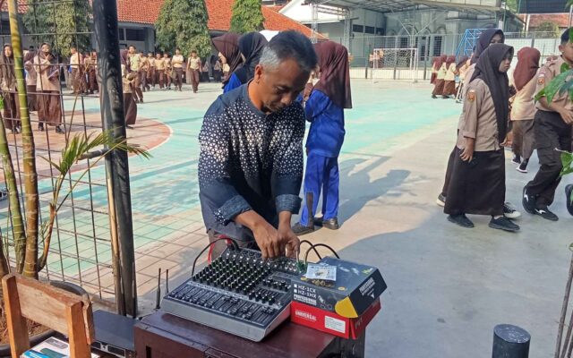 Dukung Kelancaran Kultum Siswa, Tim Sarpras Siapkan Perangkat Suara MAN 1 Majalengka