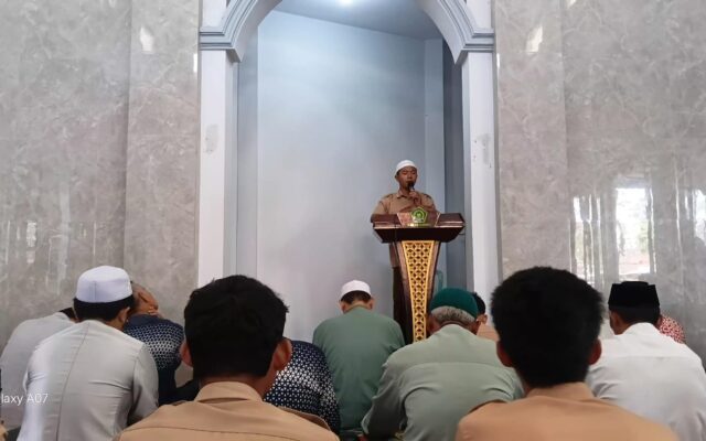 Jadi Khatib Jumat, Siswa XII-4 MAN 1 Majalengka Sampaikan Khutbah Refleksi Diri