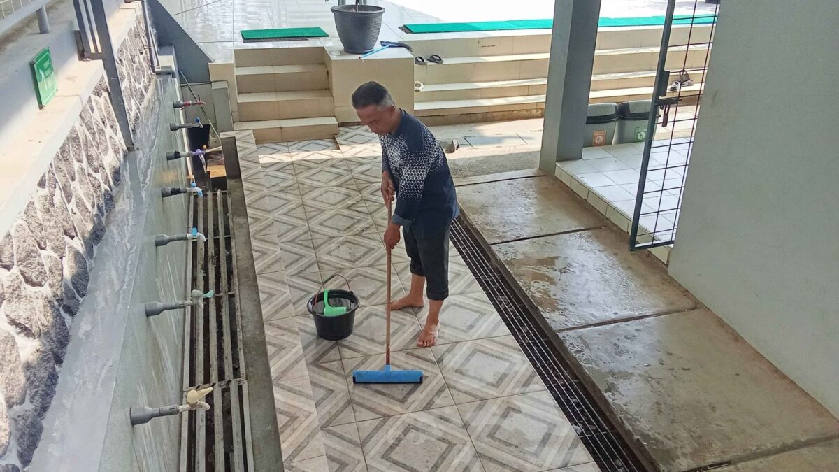 Jaga Kesucian Fasilitas Ibadah, Petugas Sarpras MAN 1 Majalengka Bersihkan Tempat Wudhu