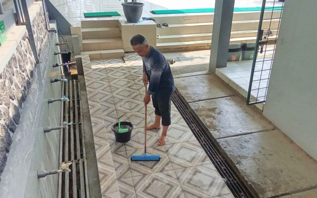 Jaga Kesucian Fasilitas Ibadah, Petugas Sarpras MAN 1 Majalengka Bersihkan Tempat Wudhu
