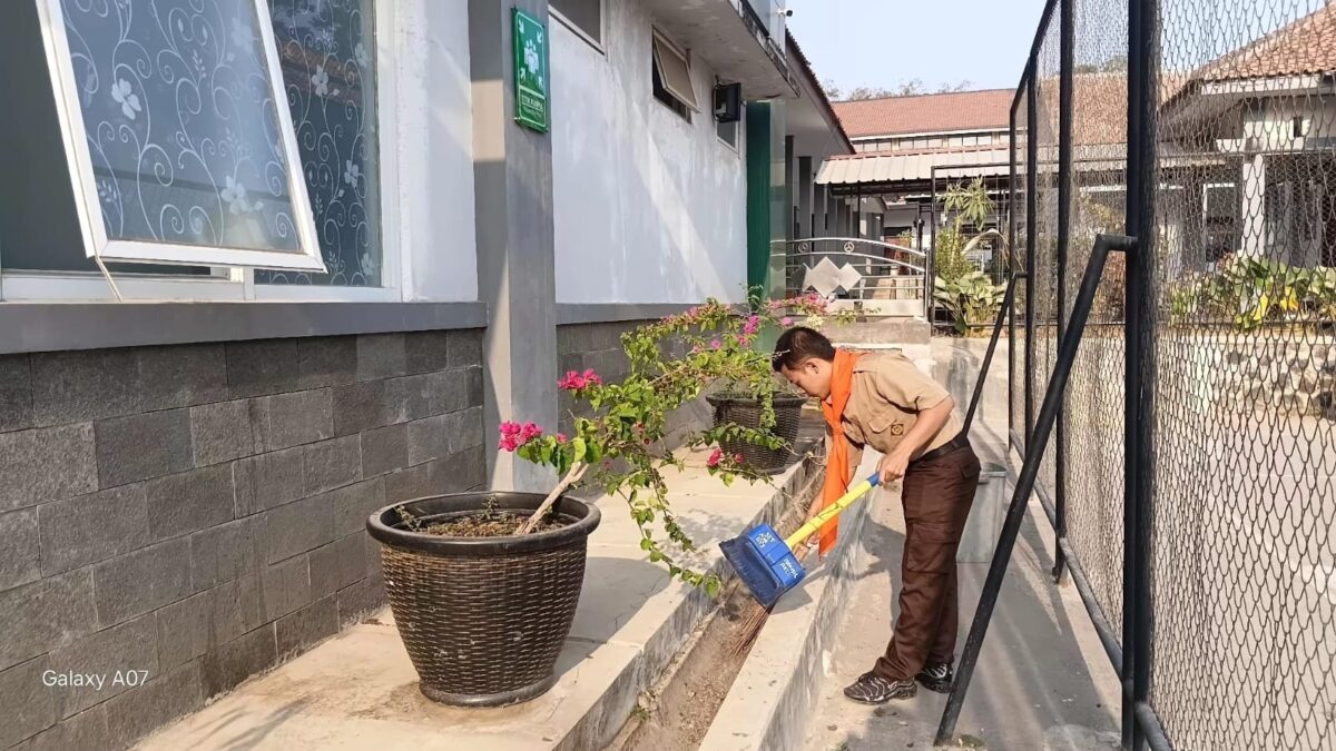 Tingkatkan Kepedulian Lingkungan, Ekstrakurikuler PALAMANTA MAN 1 Majalengka Gelar Aksi Bersih Lingkungan